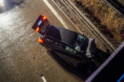 A81/Mundelsheim: PKW kracht auf regennasser Fahrbahn in die Leitplanke - ein Verletzter